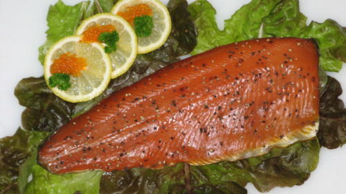 Lachsforellenfilet kaltgeräuchert mit Pfeffer